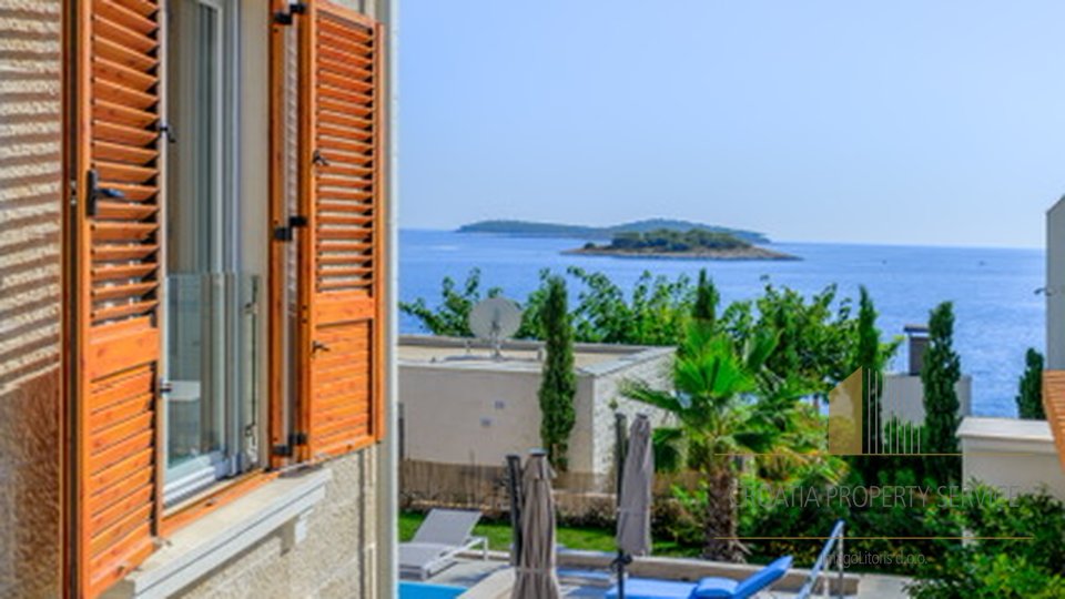 Luxus-Steinvilla in attraktiver Lage, 50 m vom Meer entfernt in Rogoznica!