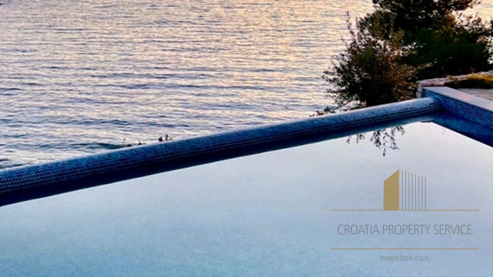 Seven luxurious villas in a fantastic location by the sea in Primošten!