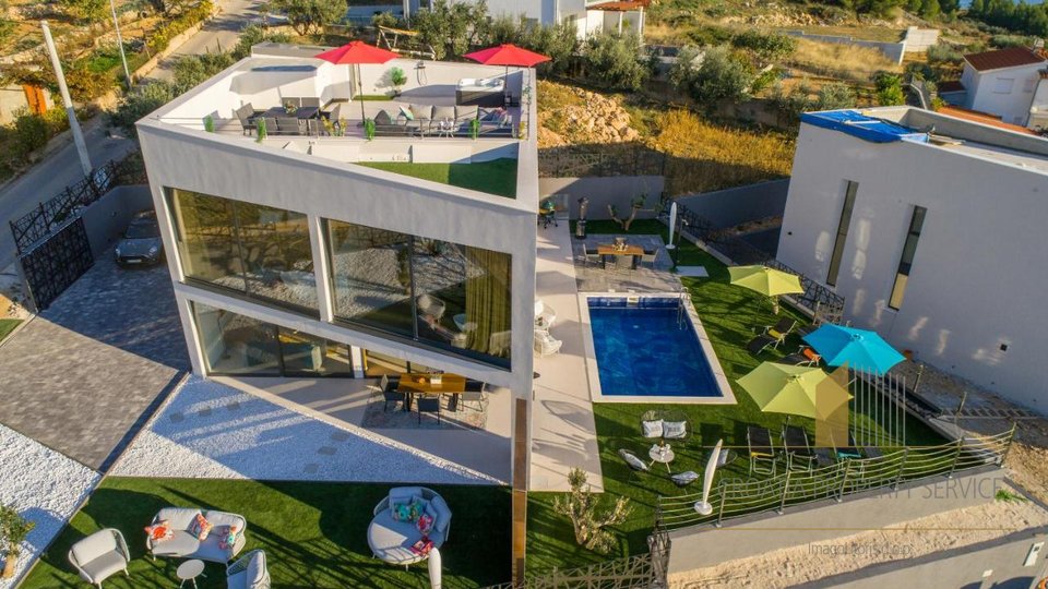 A modern villa with a sea view in the vicinity of Split!