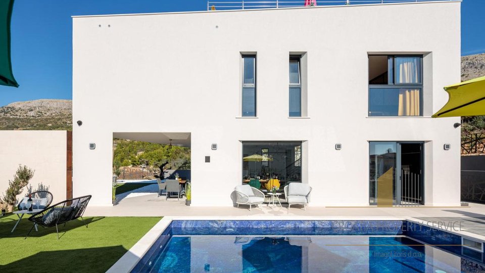A modern villa with a sea view in the vicinity of Split!
