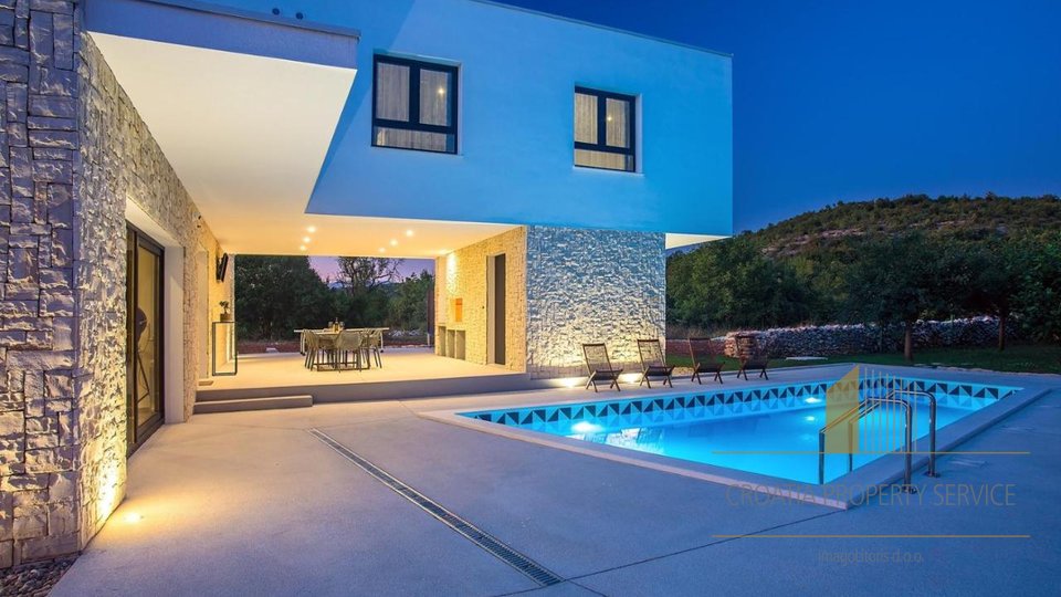 A beautiful modern villa with a swimming pool in the vicinity of Split!