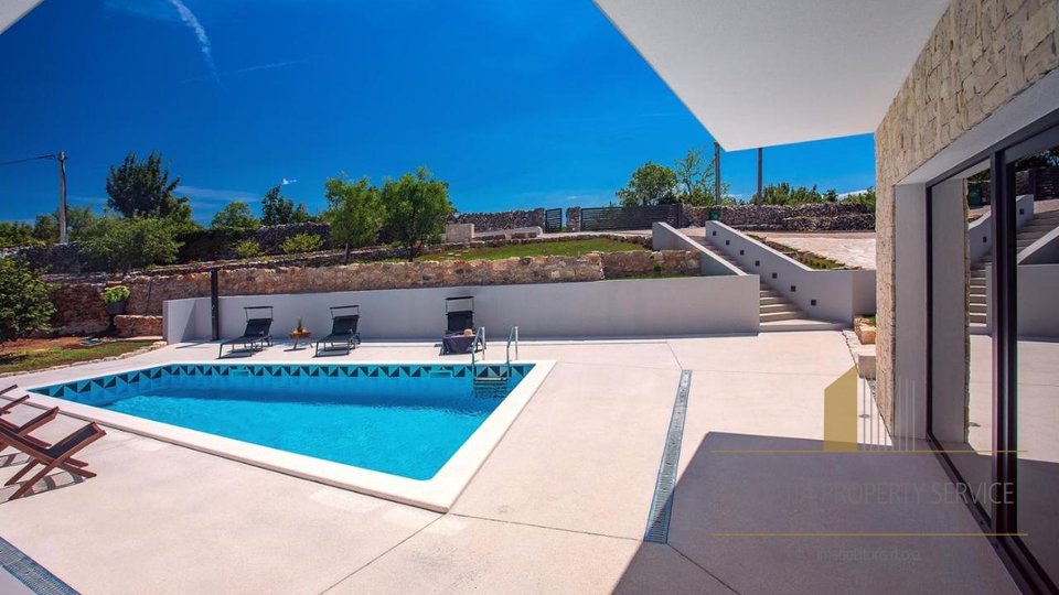 A beautiful modern villa with a swimming pool in the vicinity of Split!