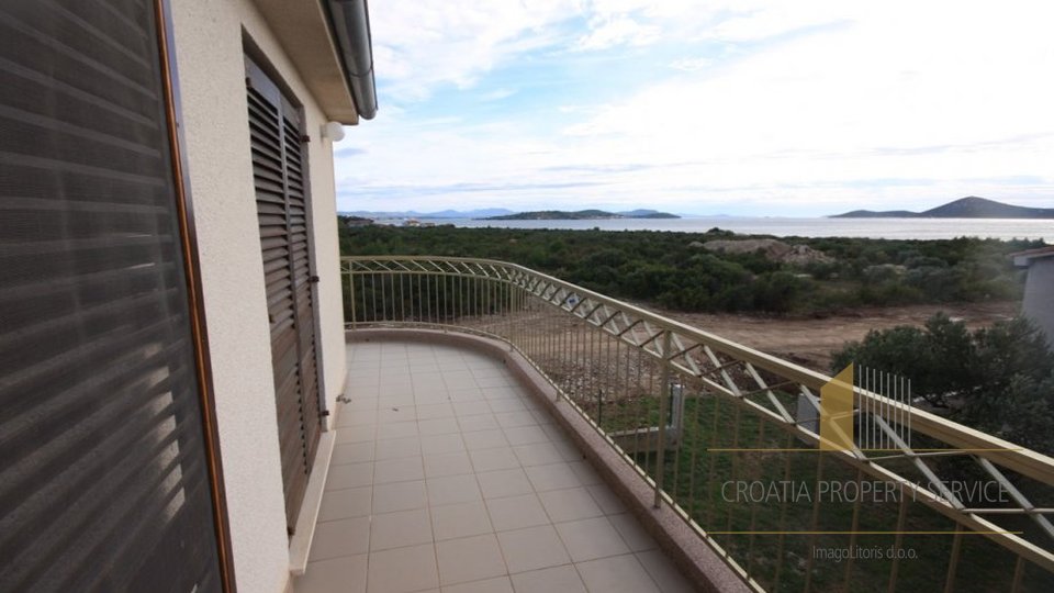 APARTMENT HOUSE WITH BIG LAND PLOT AND PANORAMIC SEA VIEW, TRIBUNJ!