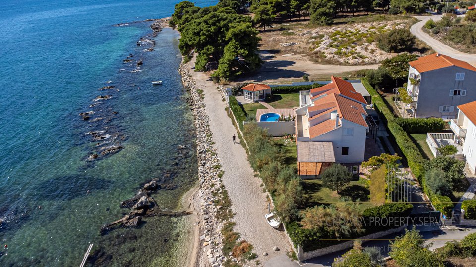 Predivna kuća sa bazenom uz samu plažu u Kaštel Štafiliću!