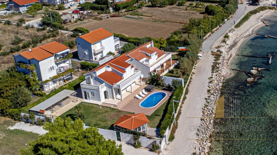 Predivna kuća sa bazenom uz samu plažu u Kaštel Štafiliću!
