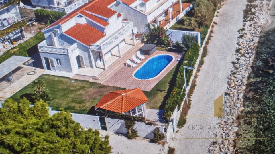 Ein schönes Haus mit Pool neben dem Strand in Kaštel Štafilić!
