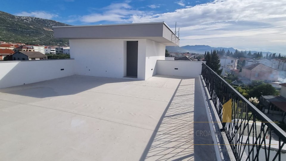Zweistöckige Wohnung mit Meerblick in der Nähe von Split!