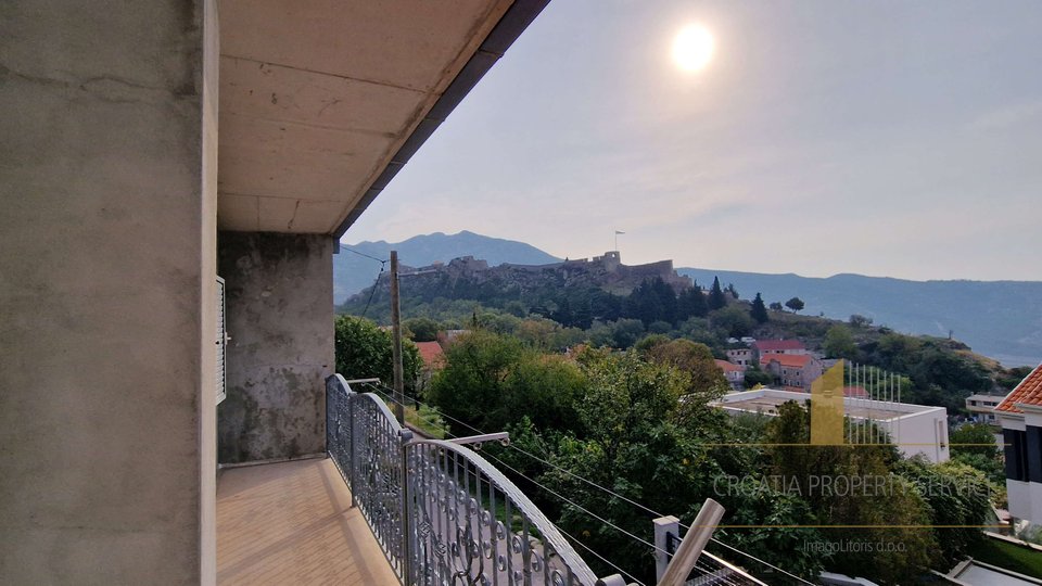 Ein Haus in attraktiver Lage mit schöner Aussicht in der Nähe von Split!