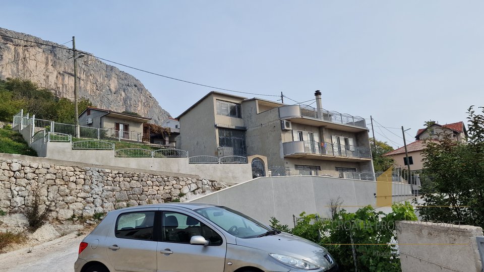 Ein Haus in attraktiver Lage mit schöner Aussicht in der Nähe von Split!