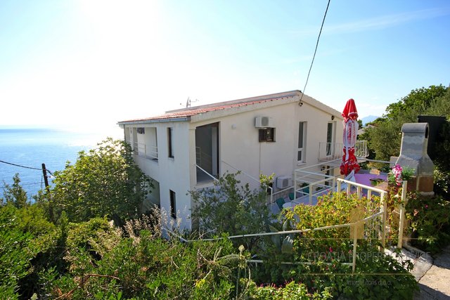 Apartment house in a unique location 30 m from the sea, Bratuš!