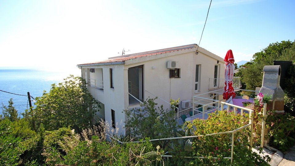 Многоквартирный дом в уникальном месте в 30 м от моря, Братуш!