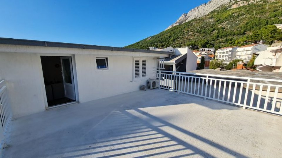 Apartment house with a sea view in the very center of Baška Voda!