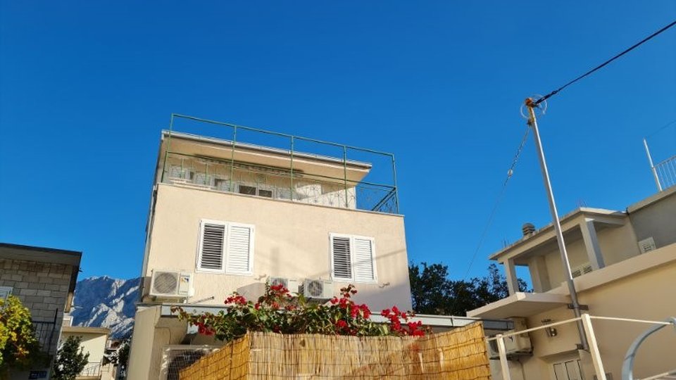 Apartment house with a sea view in the very center of Baška Voda!