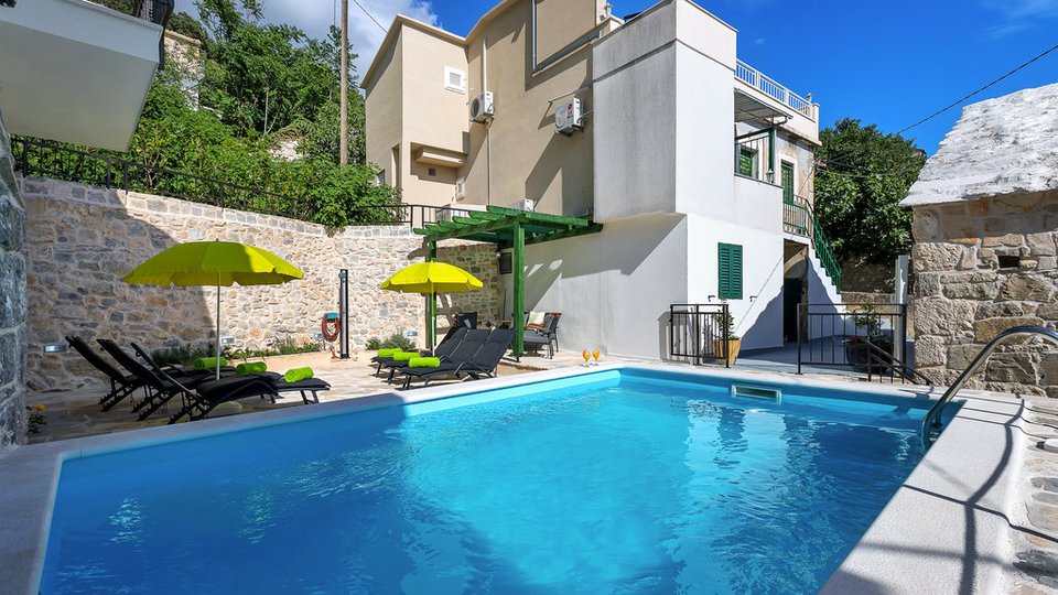 A wonderful property with two stone houses with a swimming pool on the Makarska Riviera!