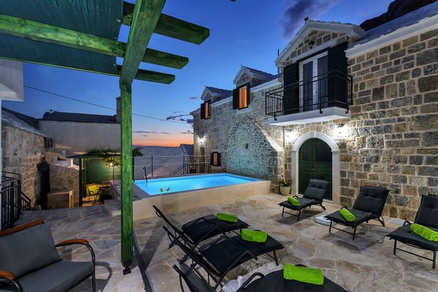 Ein wunderschönes Anwesen mit zwei Steinhäusern mit Swimmingpool an der Makarska Riviera!