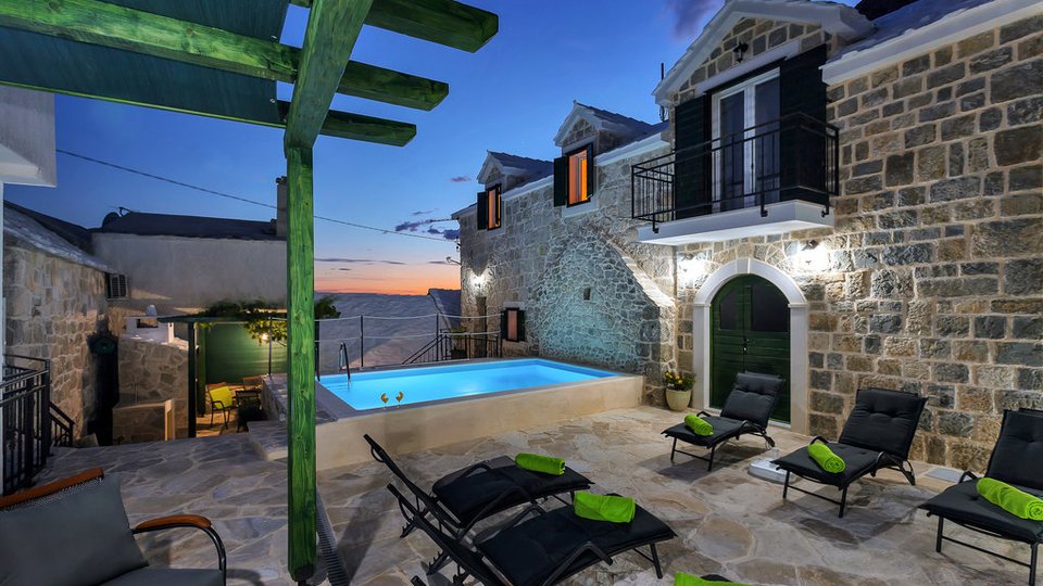 Прекрасная недвижимость с двумя каменными домами с бассейном на Макарской Ривьере!