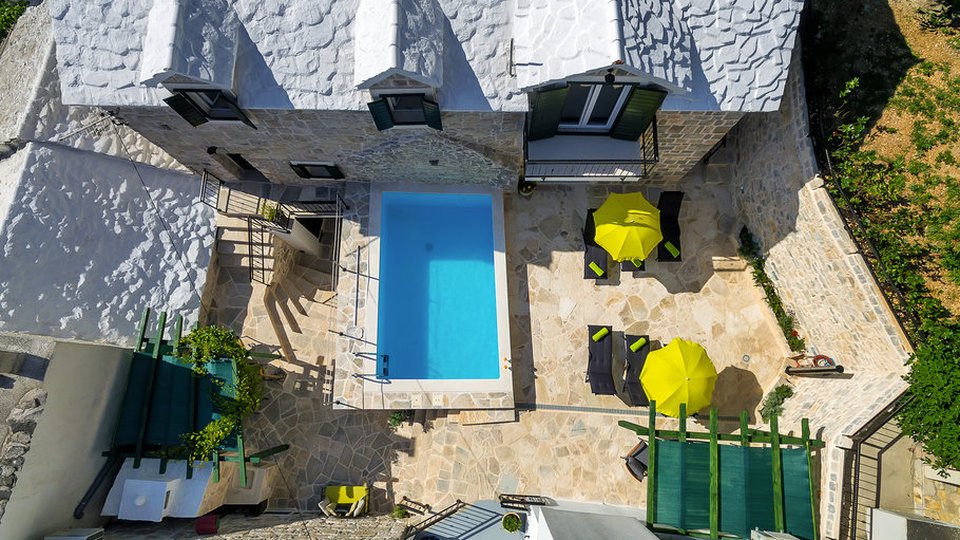 Прекрасная недвижимость с двумя каменными домами с бассейном на Макарской Ривьере!