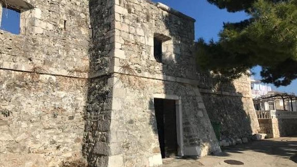 Kastel first row by the sea for renovation in Sućuraj on the island of Hvar!