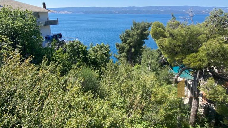 Great seafront land plot on Omis riviera by the beach