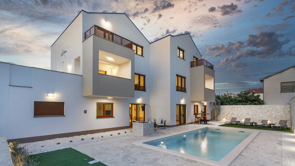 Schöne Villa in außergewöhnlicher Lage 50 m vom Meer entfernt - Kaštela!