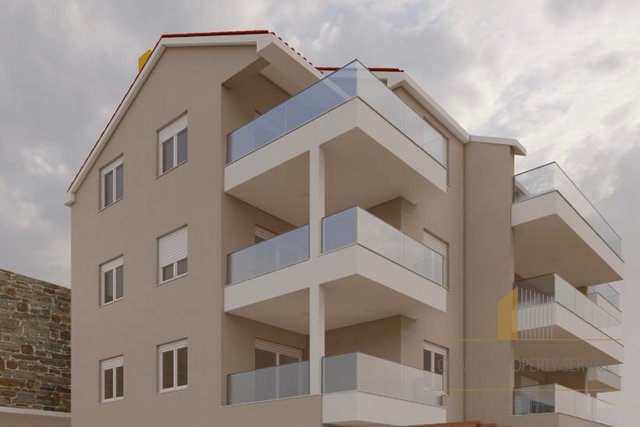 Apartments in einem neuen Gebäude in fantastischer Lage, 70 m vom Strand entfernt in der Nähe von Omis!