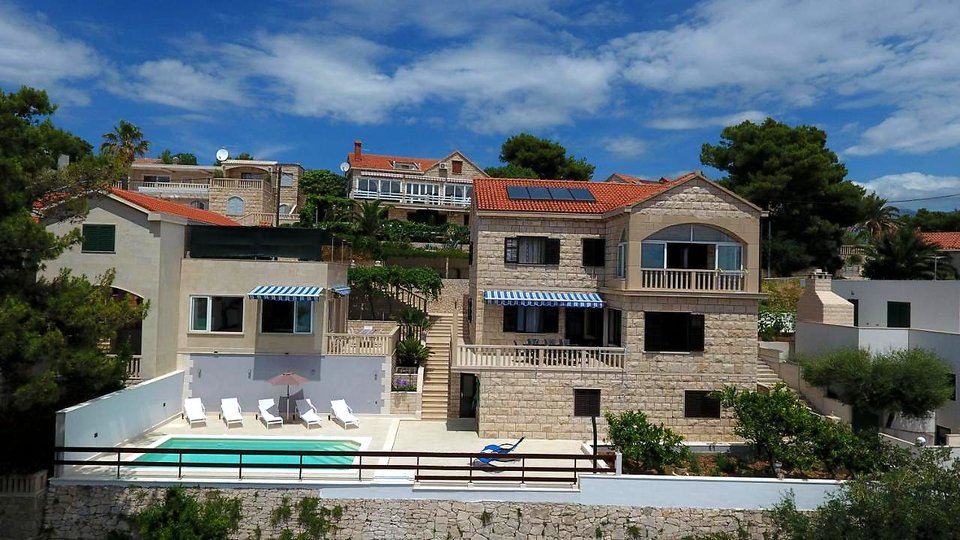 Красивый каменный дом в 40 м от моря в Селци на острове Брач!
