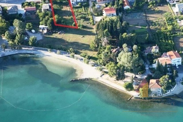 Urbanisiertes Grundstück in Kaštela, zweite Reihe zum Meer!