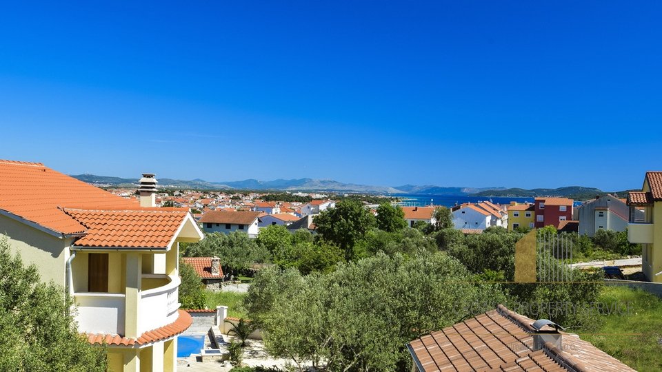 A beautiful house with a swimming pool and a spacious garden in Vodice!