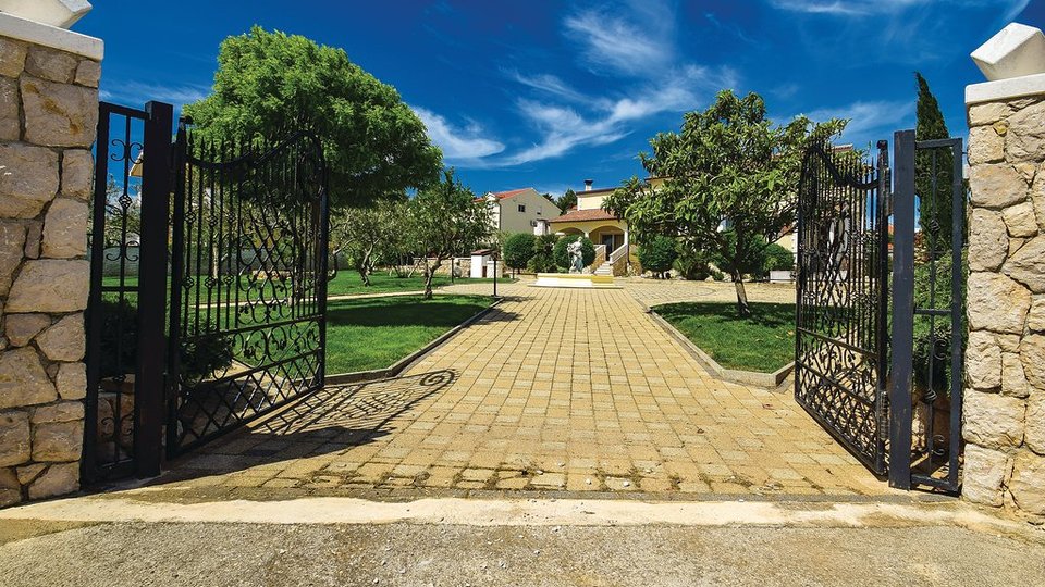 Atraktivna vila z bazenom in čudovitim vrtom v Vodicah!