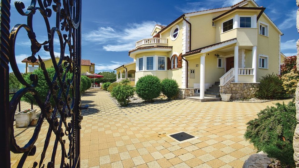 An attractive villa with a pool and a beautiful garden in Vodice!