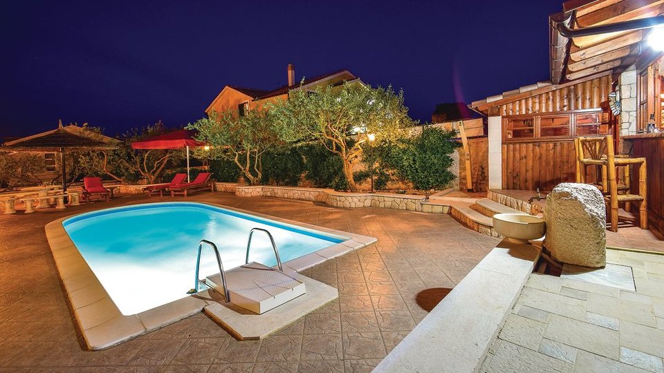 Eine attraktive Villa mit Pool und wunderschönem Garten in Vodice!