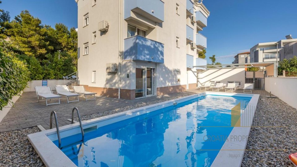 Urbana apartmajska vila s pogledom na morje v bližini Splita!