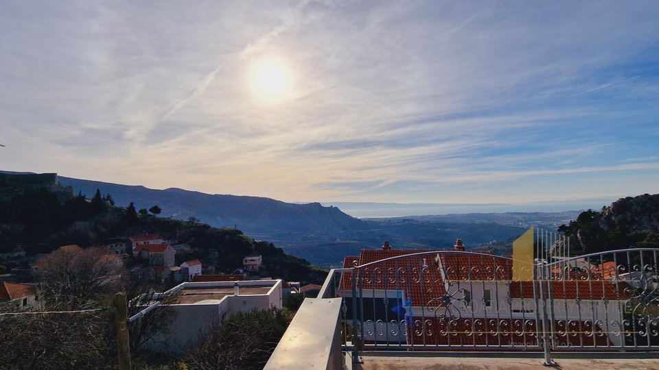 A House in an attractive location with a beautiful view in the vicinity of Split!