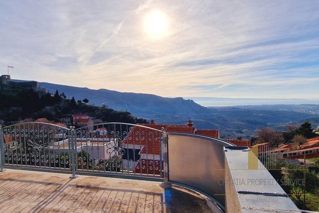 Hiša na atraktivni lokaciji s čudovitim razgledom v okolici Splita!