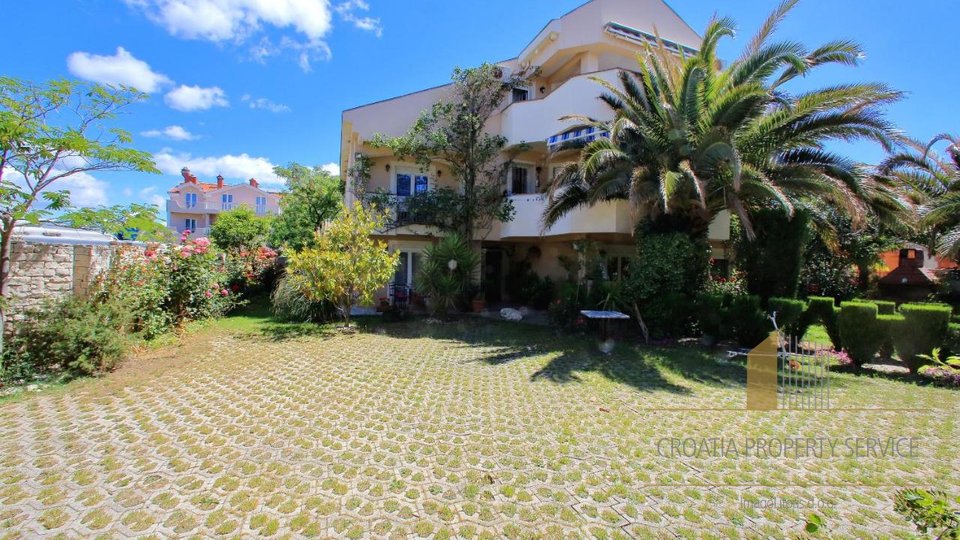 Schöne Apartmentvilla mit Garten 300 m vom Strand in Bibinje!