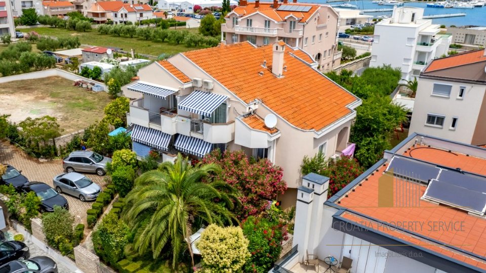 Schöne Apartmentvilla mit Garten 300 m vom Strand in Bibinje!