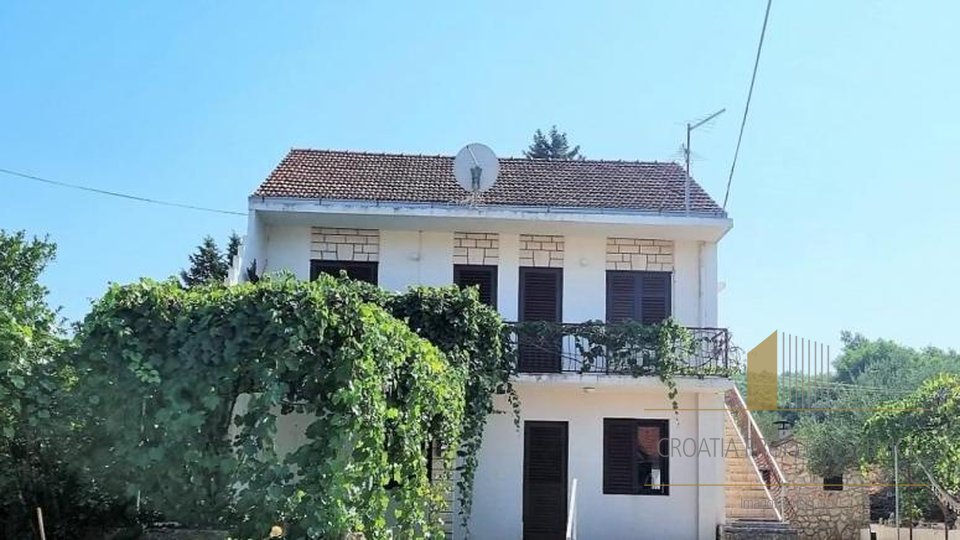 Quality house only 120 meters from the sea, with a large garden and parking - the island of Hvar!