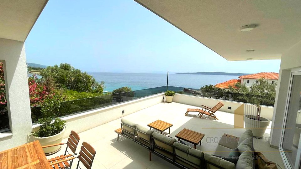 Attractive villa with restaurant, first row to the sea - island of Hvar!