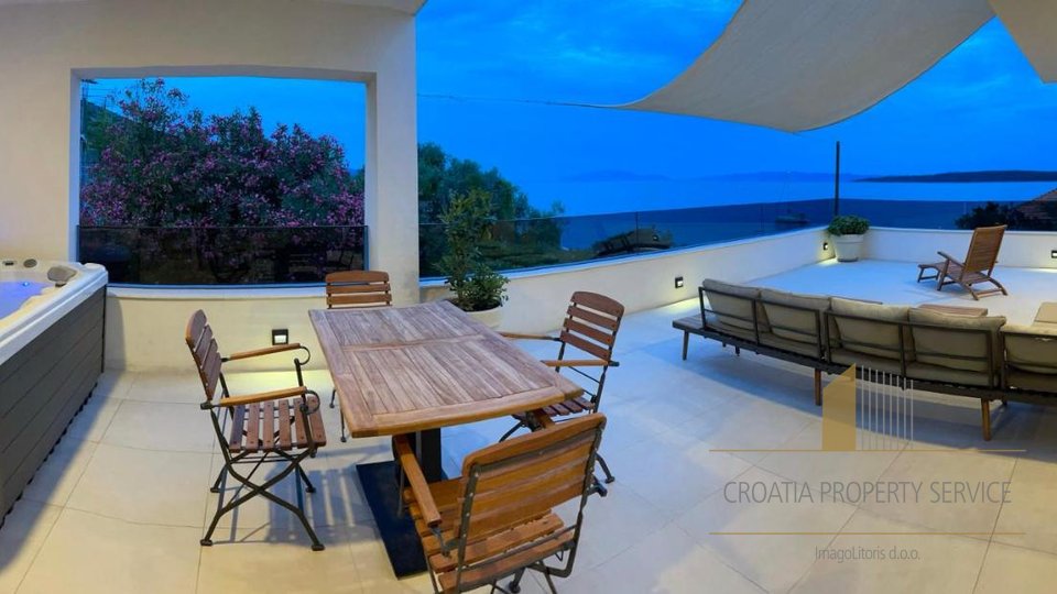 Atraktivna vila s restoranom prvi red do mora - otok Hvar!