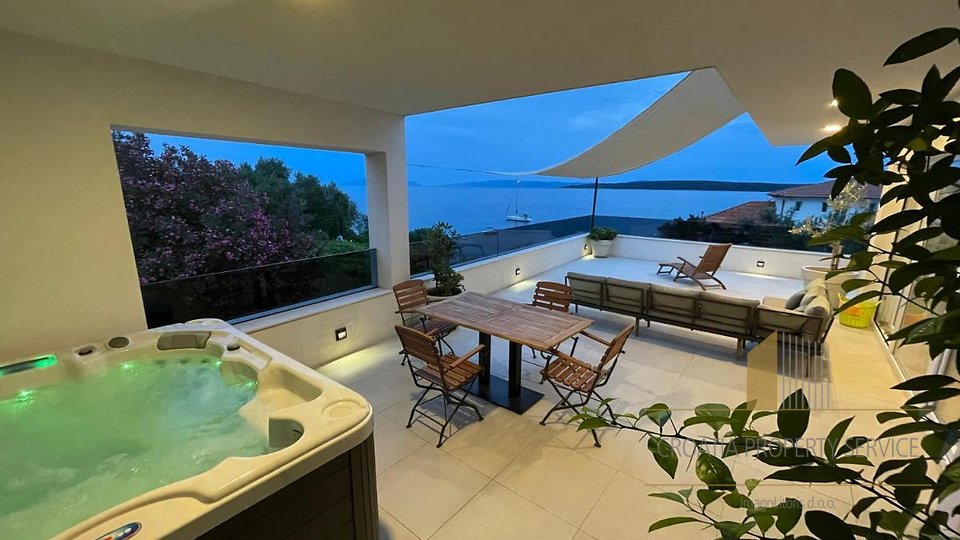 Attractive villa with restaurant, first row to the sea - island of Hvar!