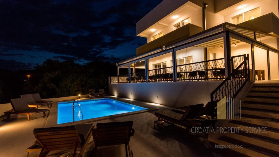 Luksuzna vila z bazenom 220 m od morja na otoku Čiovo!