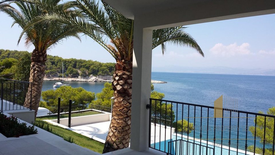 Seafront villa with private access to the beach, Brač!