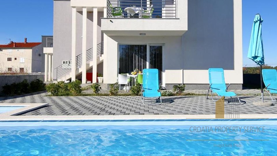 Elegantna apartmajska vila z bazenom v bližini Zadra!