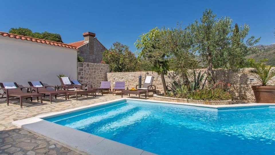 Очаровательная каменная вилла с бассейном недалеко от Дубровника!