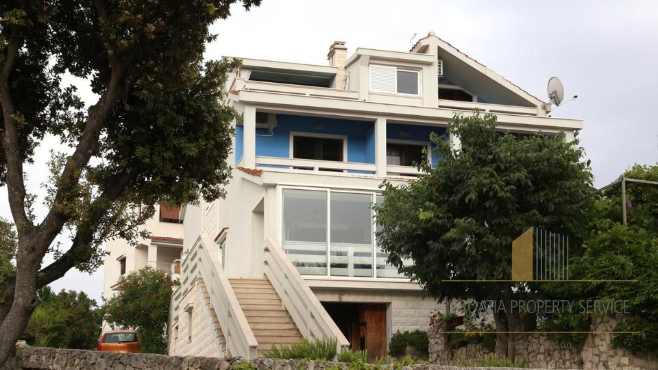 Apartmanska kuća na atraktivnoj lokaciji prvi red uz more u Sevidu!