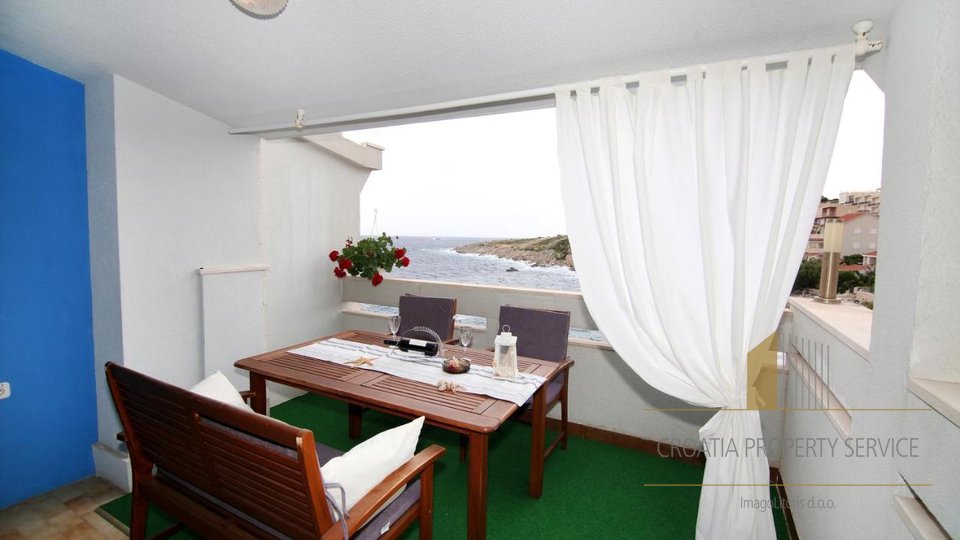 Apartment house in an attractive location, first row by the sea in Sevid!