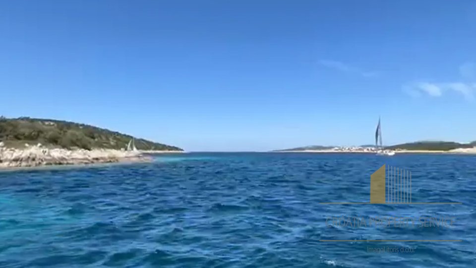 Predivan mali otok u samoj blizini obale u okolici Splita!