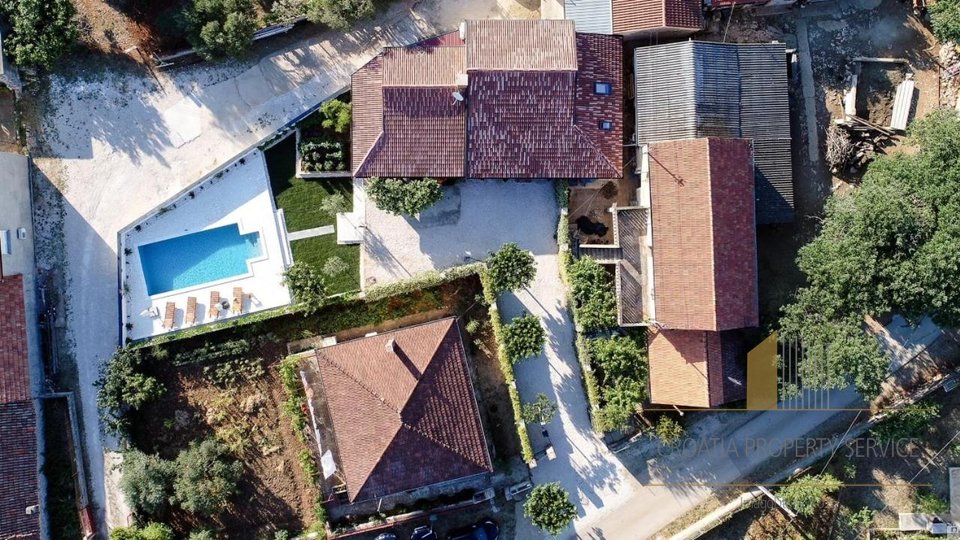 Ein schönes Haus mit Swimmingpool in der Nähe von Zadar!