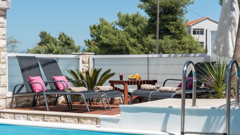Schöne mediterrane Villa in erster Reihe zum Meer in der Nähe von Trogir!