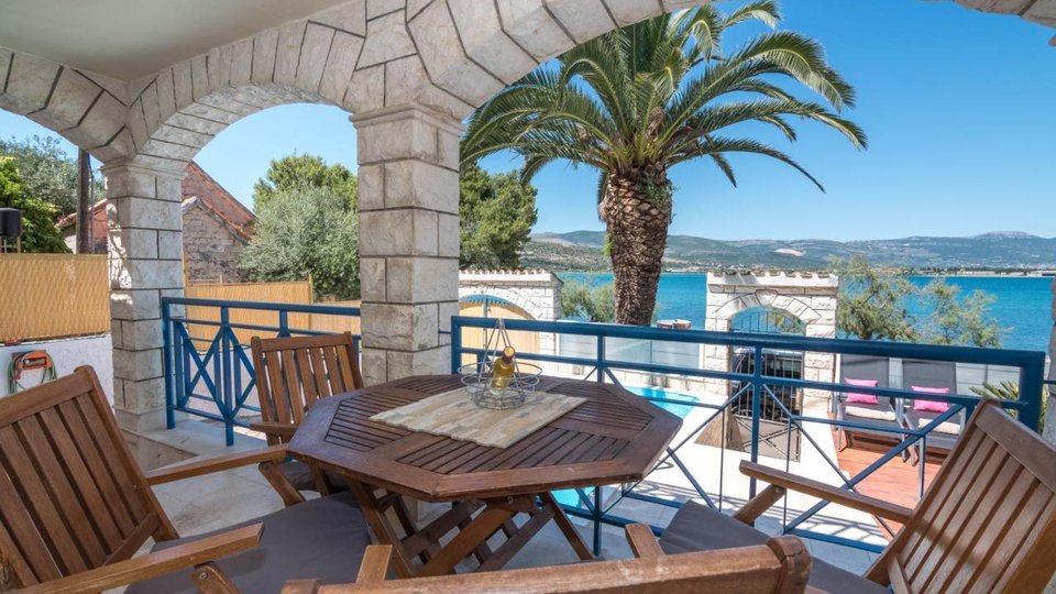 Prekrasana mediteranslka vila prvi red do mora u blizini Trogira!